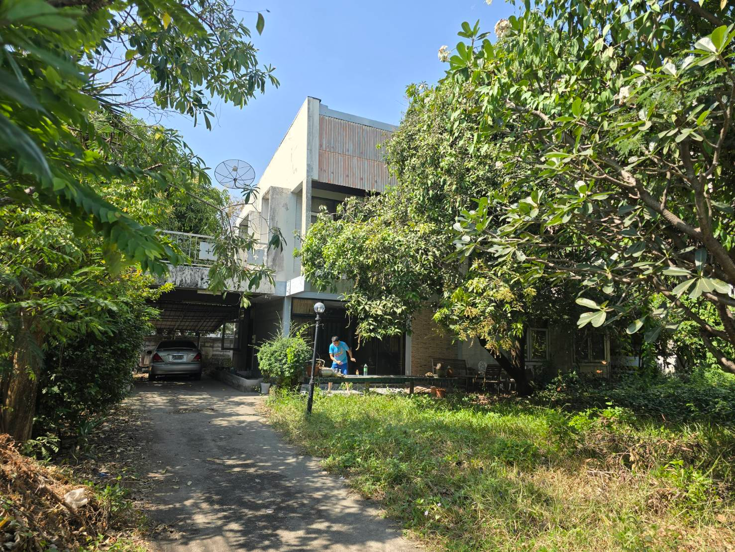 ขายที่ดินพร้อมบ้านหลังใหญ่ แปลงมุมติดถนนเมน เขตสวนหลวง